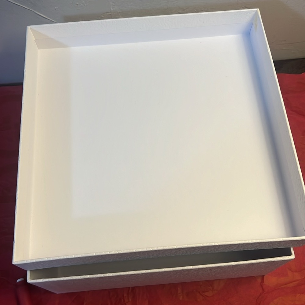 Dior White Textured Box - Picture 5 of 6